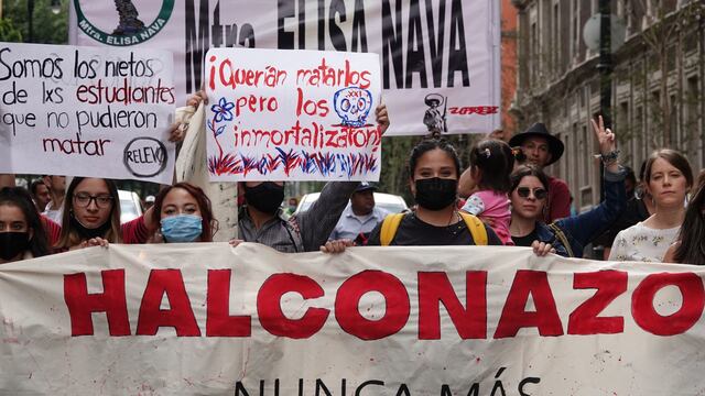 Manifestantes marcha por "el Halconazo" en Zócalo capitalino.