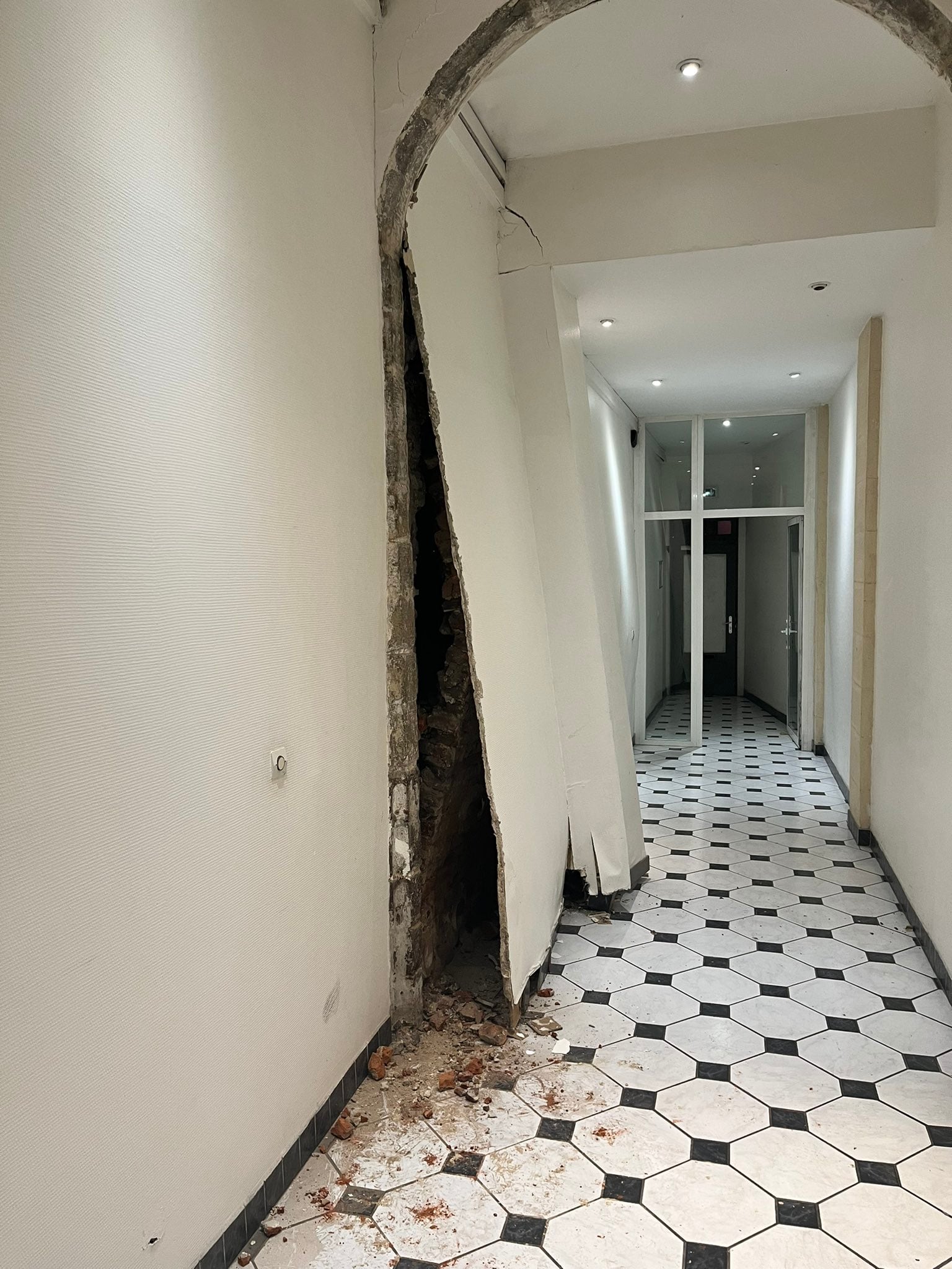 Borracho salva a vecinos de morir aplastados por edificio
