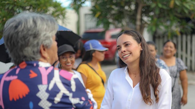 Ana Paty Peralta realiza recorrido casa por casa en Puerto Morelos para promover programas de la Cuarta Transformación.