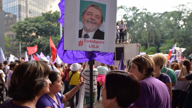 Cartel de apoyo a Lula durante la conmemoración del Día Mundial de la Mujer.