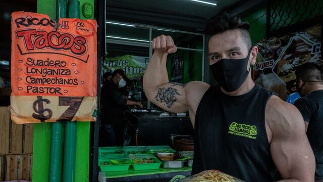 Dueño de un gimnasio comiendo tacos