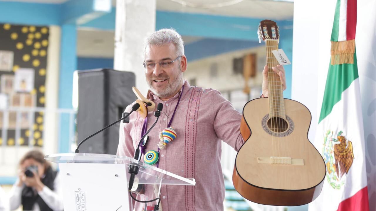 Alfredo Ramírez Bedolla distribuirá 10 mil guitarras de Paracho para reforzar production artesanal