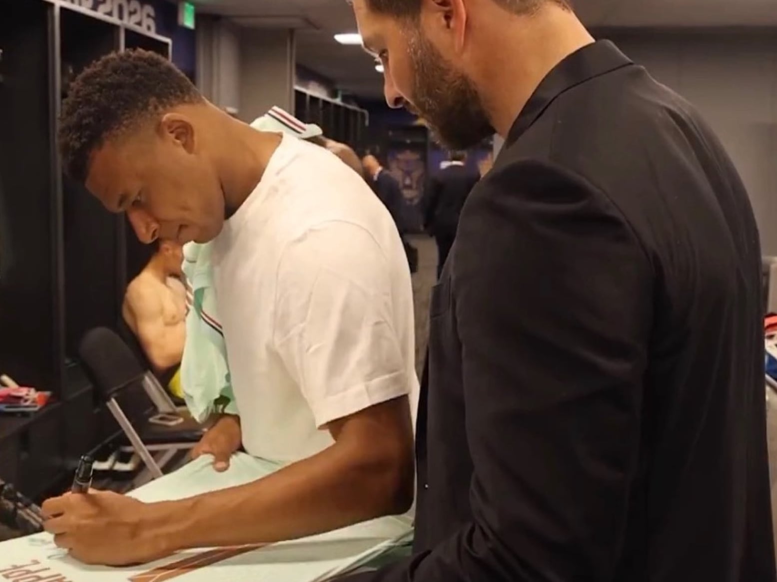 Mbappé firma una playera para Gignac