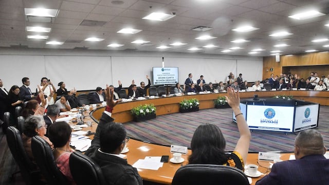 Sesión de la Comisión de Puntos Constitucionales en la que se discutió el proyecto de dictamen en materia de Nacionalidad Única para el ejercicio de la Titularidad de los Poderes Ejecutivos, Federal y Locales.