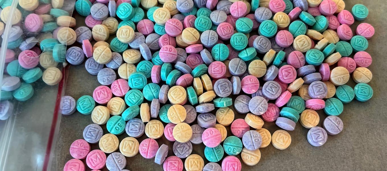 ¿Qué es el fentanilo arcoíris, el narcótico disfrazado de dulces para Halloween?
