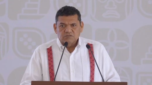 Javier May atiende a escuelas cercanas a Dos Bocas y descarta contaminación