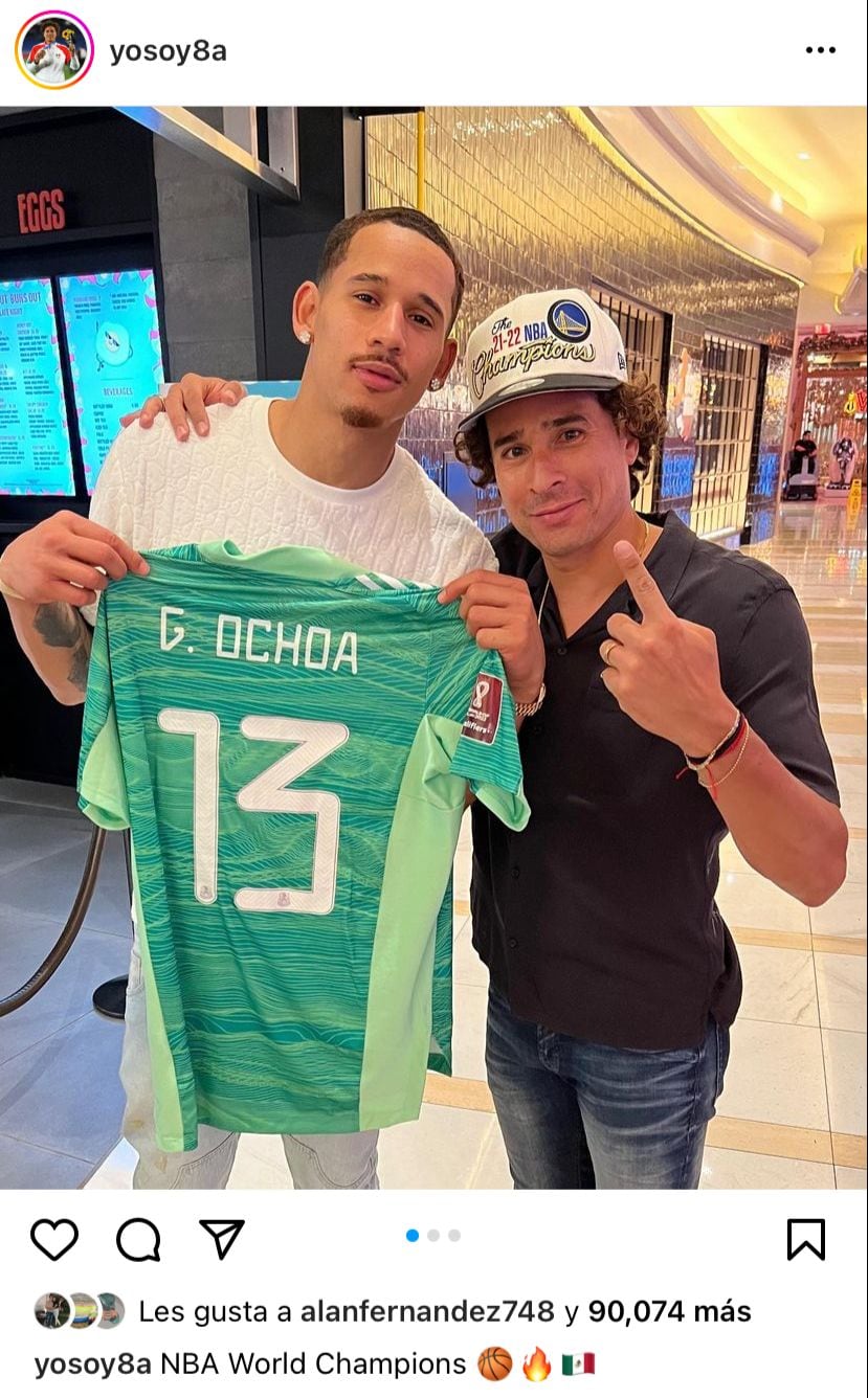 Memo Ochoa se encontró con el flamante campeón de la NBA, Juan Toscano, en Las Vegas, Nevada.