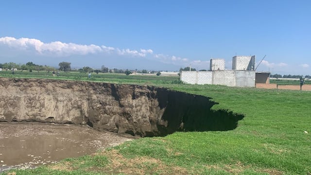 Un enorme socavón se abrió en medio de campos de cultivo en Puebla