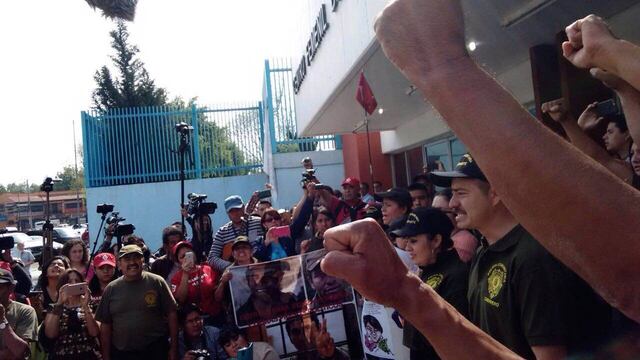 Nestora Salgado recibida por la Policía Comunitaria de Olinalá.