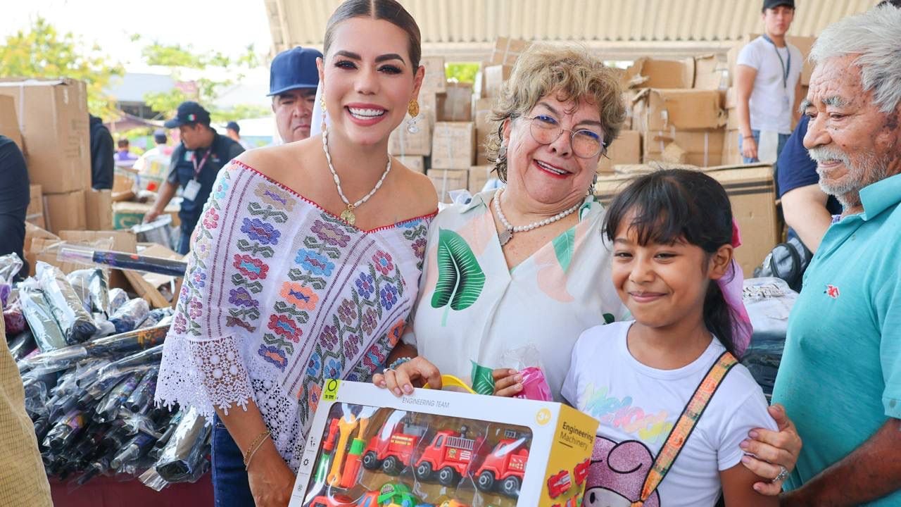 Evelyn Salgado Pineda y Rocío Bárcena entregan apoyos del Tianguis del Bienestar en Coyuca
