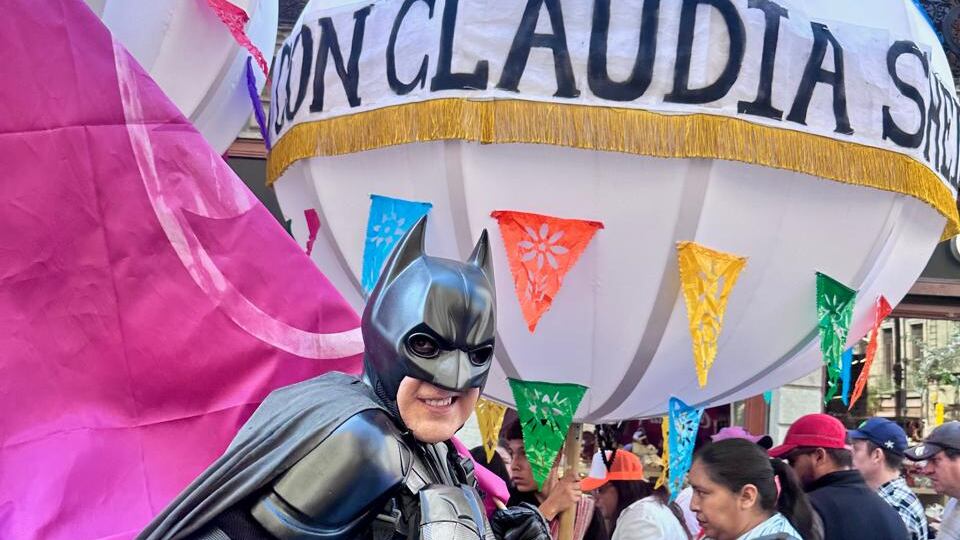 Batman apoya a Claudia Sheinbaum