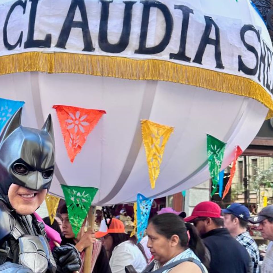 Batman apoya a Claudia Sheinbaum