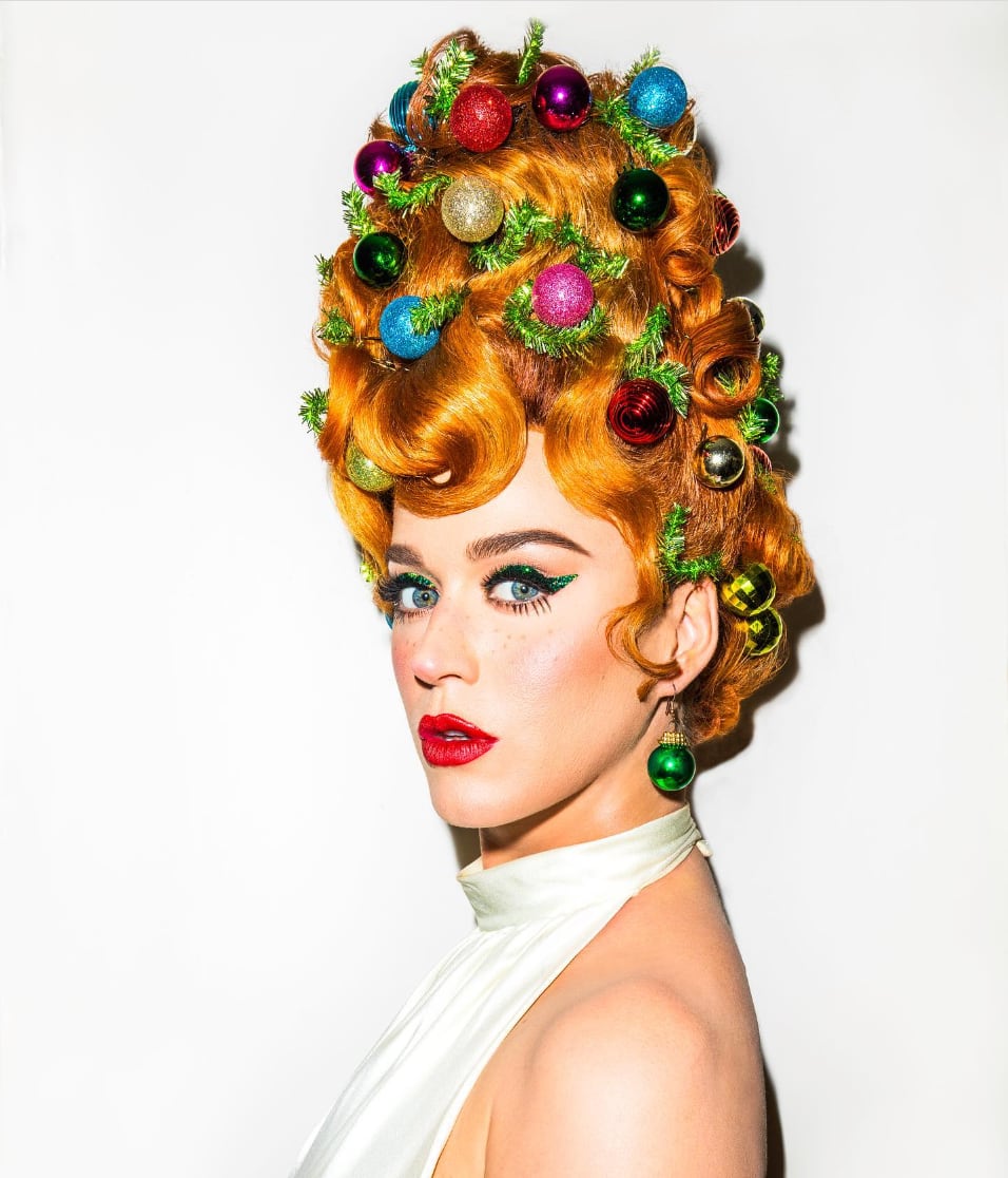 Katy Perry con peinado de Navidad de pino navideño