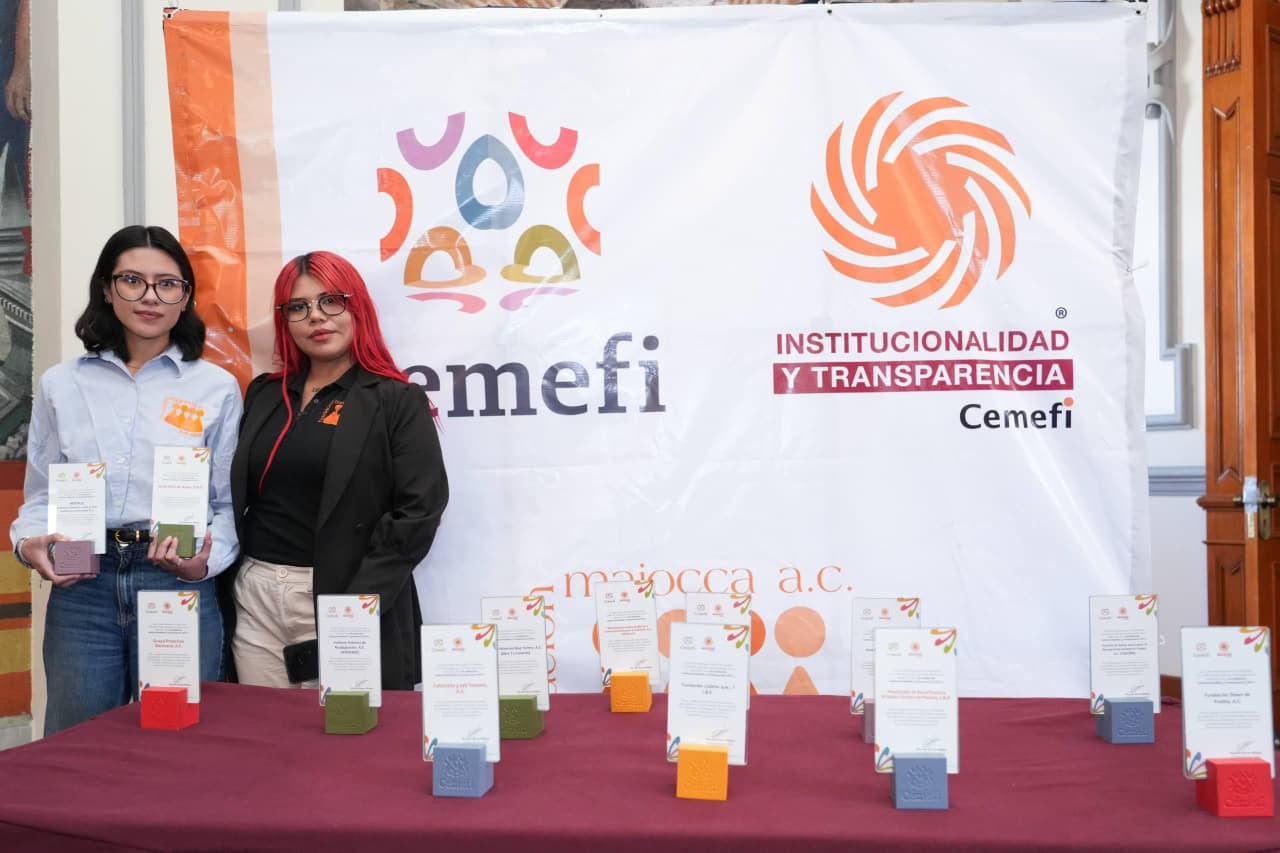 Pepe Chedraui y MariElise Budib reconocen a 15 OSC por transparencia.