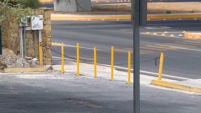 El bloqueo ocurrió en la madrugada de este domingo 18. Quedaron anulados 10 cajones de estacionamiento para padres de los niños que reciben terapia en el CENDI-III
