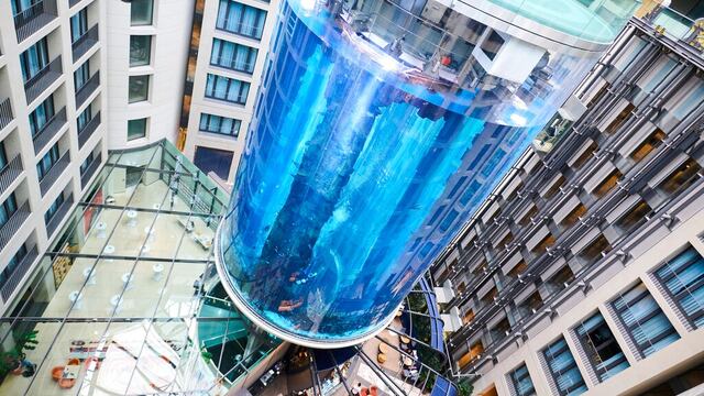 AquaDom, el acuario privado más grande el mundo, explota en Berlín matando a mil 500 peces