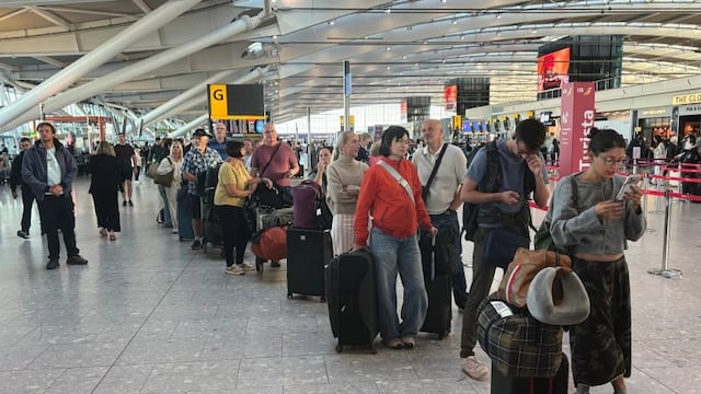 Falla en el control aéreo del Reino Unido afecta vuelos en varios aeropuertos
