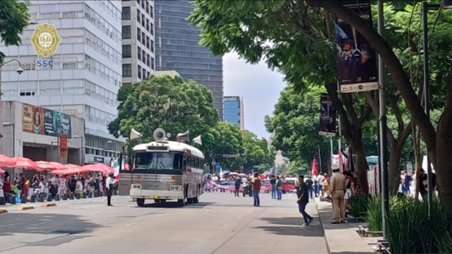 Comerciantes marchan hacia el Zócalo CDMX y provocan caos vial en Paseo de la Reforma