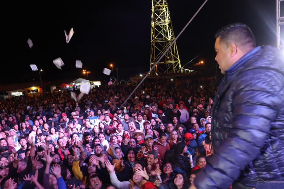 Mario Alberto López Gámez, alcalde de San Juan de Sabinas, Coahuila, aventando dólares a la gente