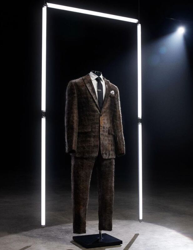 Traje hecho con pelos de bigote