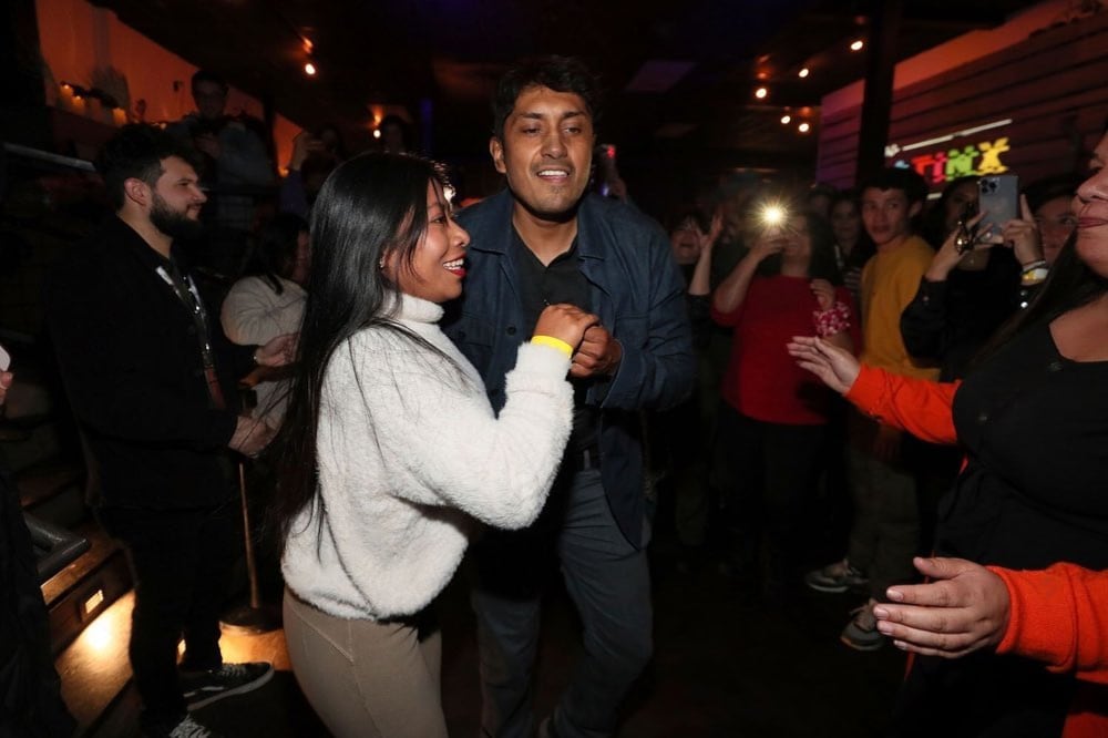 Yalitza Aparicio y Tenoch Huerta bailando un cumbión rebajado.