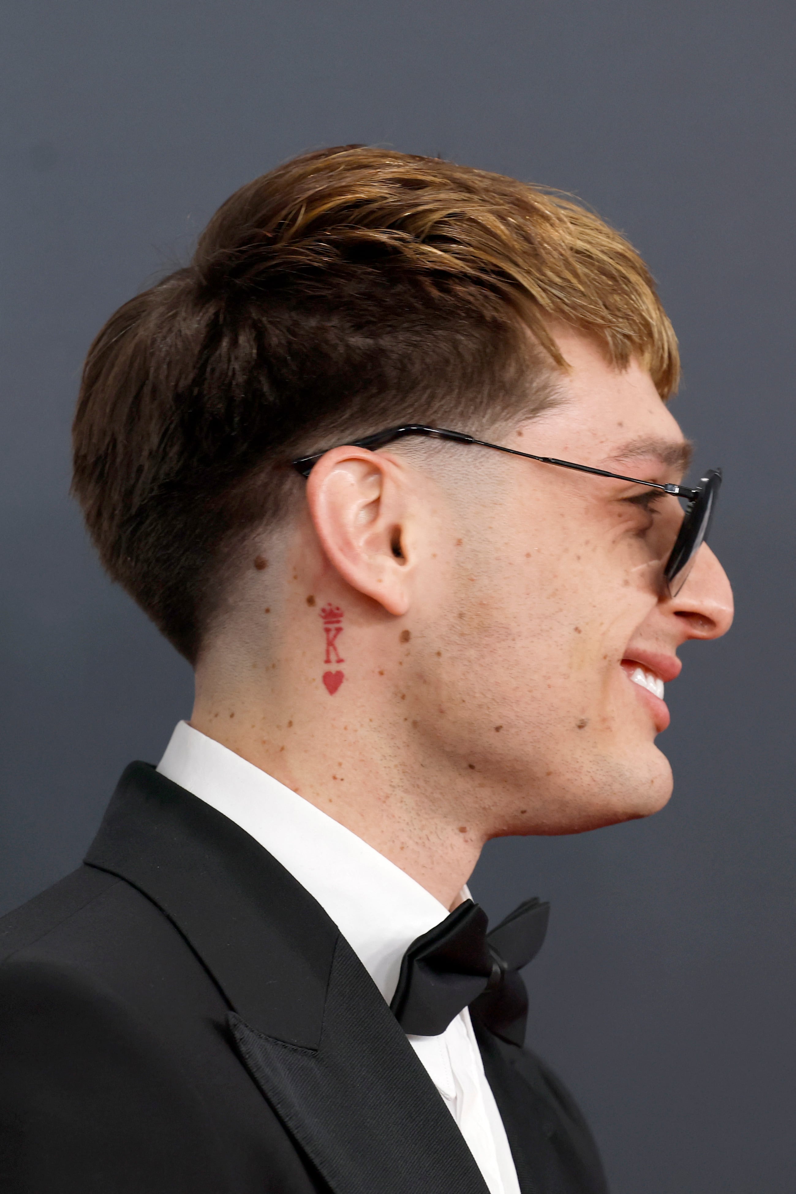Peso Pluma llega a los Premios Grammy 2025 con un nuevo nuevo look