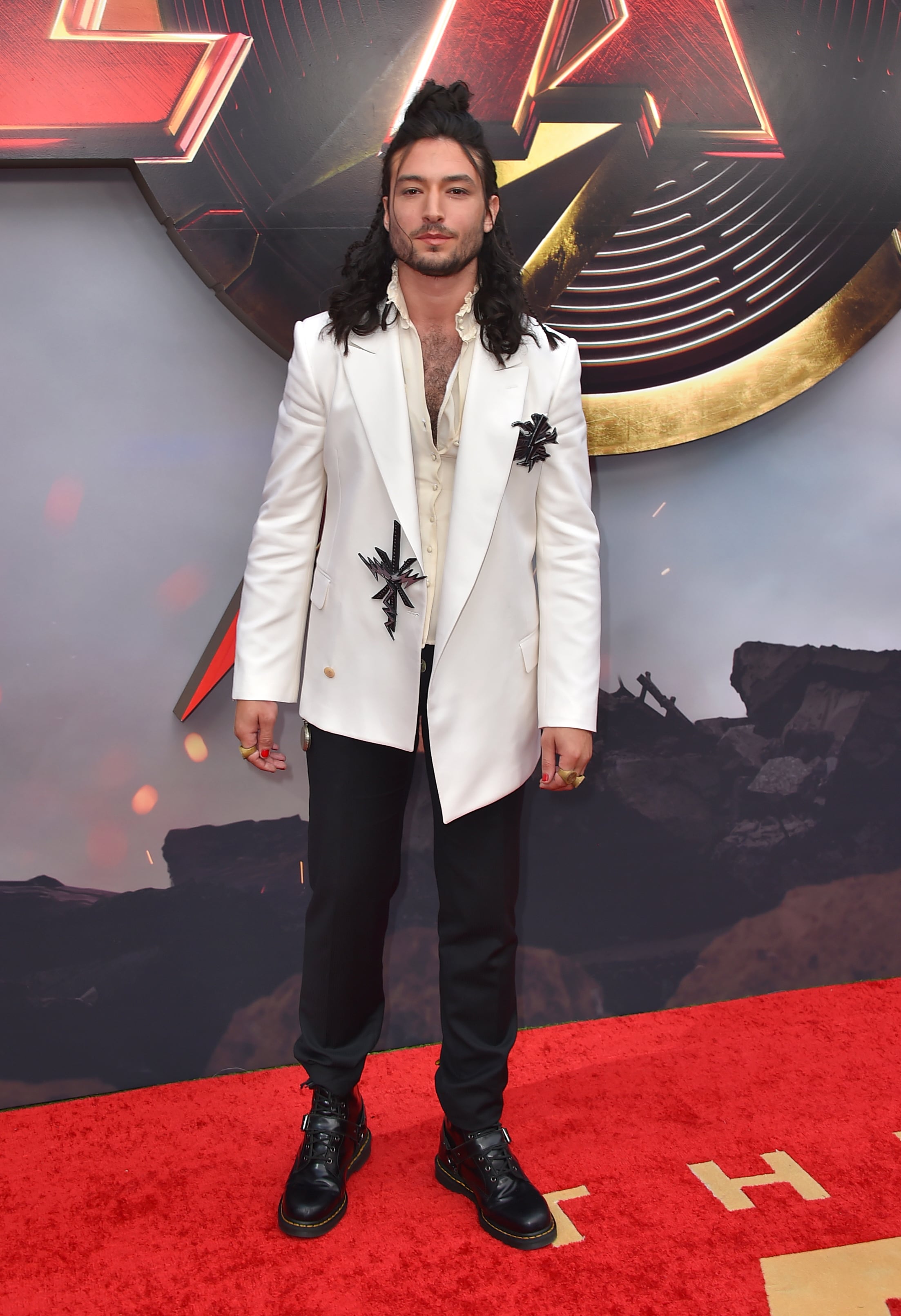 Ezra Miller reaparece con look renovado en estreno de The Flash (FOTOS)