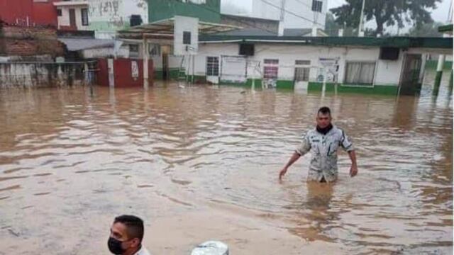 Elementos de la Marina en Acapulco tras el paso del huracán Otis
