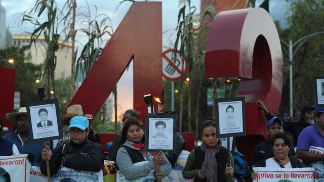 Marcha de padres de los 43 frente a antimonumento sobre Reforma