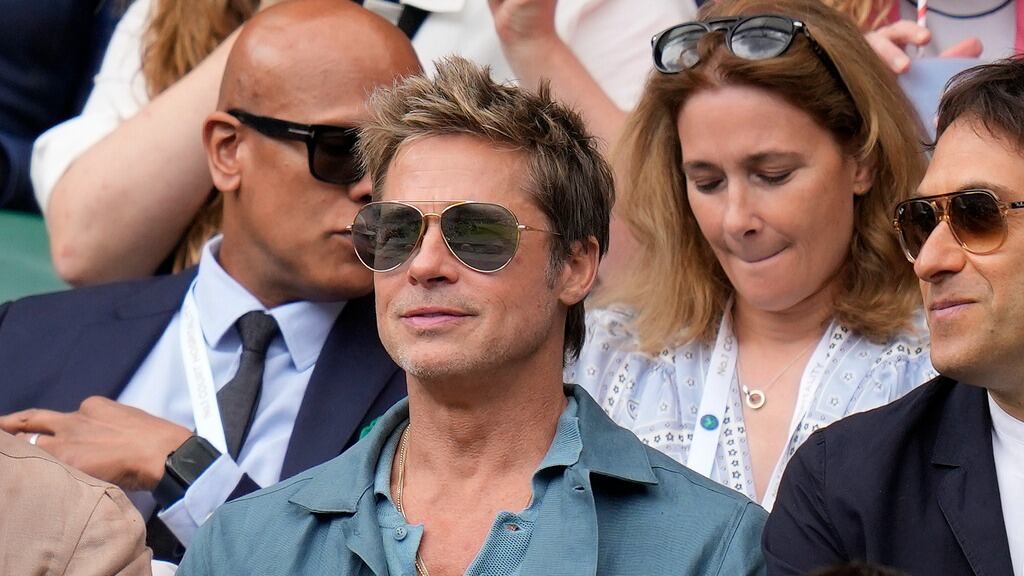 FOTOS: Brad Pitt impacta con su belleza a sus 59 años de edad durante la final de Wimbledon