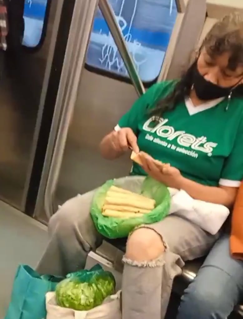 Mujer se prepara tacos en el metro