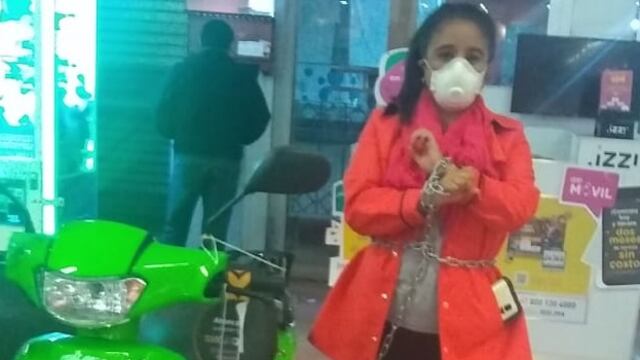 Mujer encadenada a moto