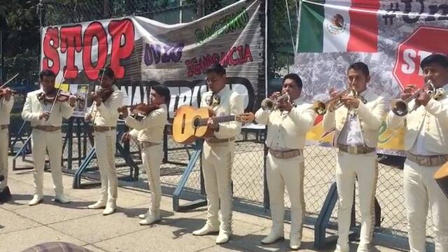 Mariachi en Embajada de EU. Protesta.