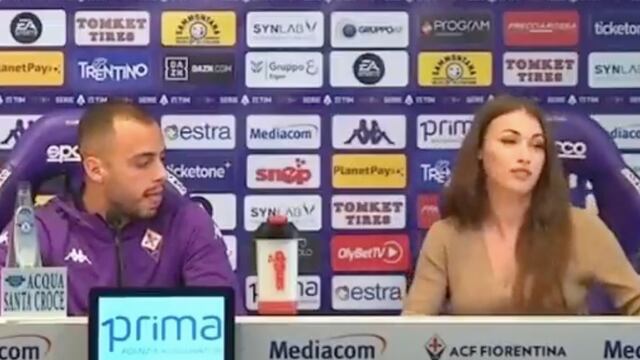 Jugador Fiorentina causó polémica por su gesto a la Jefa de prensa del club