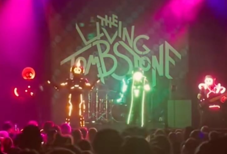 The Living Tombstone en México