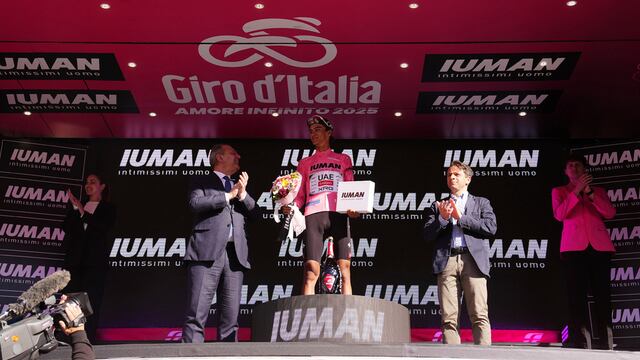 Isaac del Toro, nuevo maillot rosa, celebra en el podio tras la etapa 9 del Giro de Italia de Gubbio a Siena, Italia