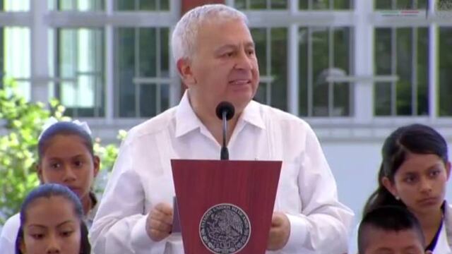 Reaparece Emilio Chuayffet en evento con Peña Nieto
