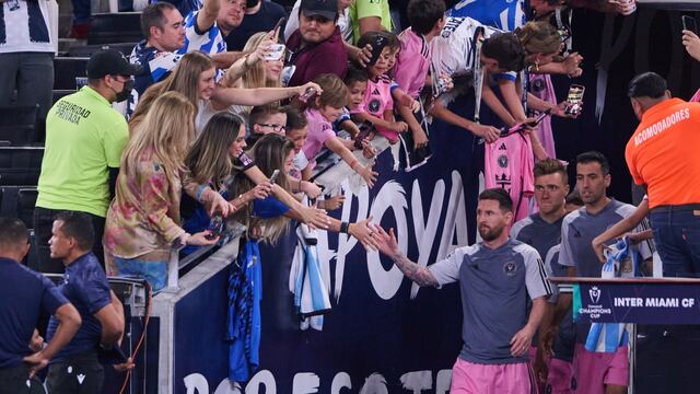 Katty Martínez y Lionel Messi se saludan previo al duelo entre Rayados de Monterrey e Inter Miami.