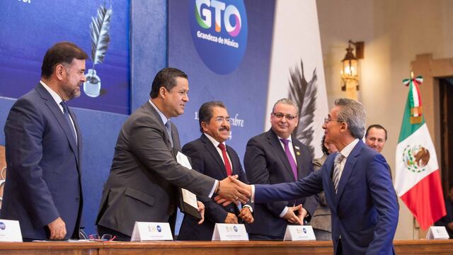 Diego Sinhue Rodríguez entrega Fíats a Notarios públicos