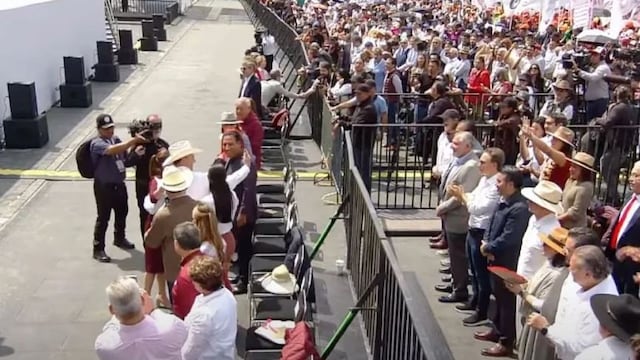 Mandan a Adán Augusto López detrás de la valla de la fila especial para gobernadores en primer informe de Sheinbaum en el Zócalo