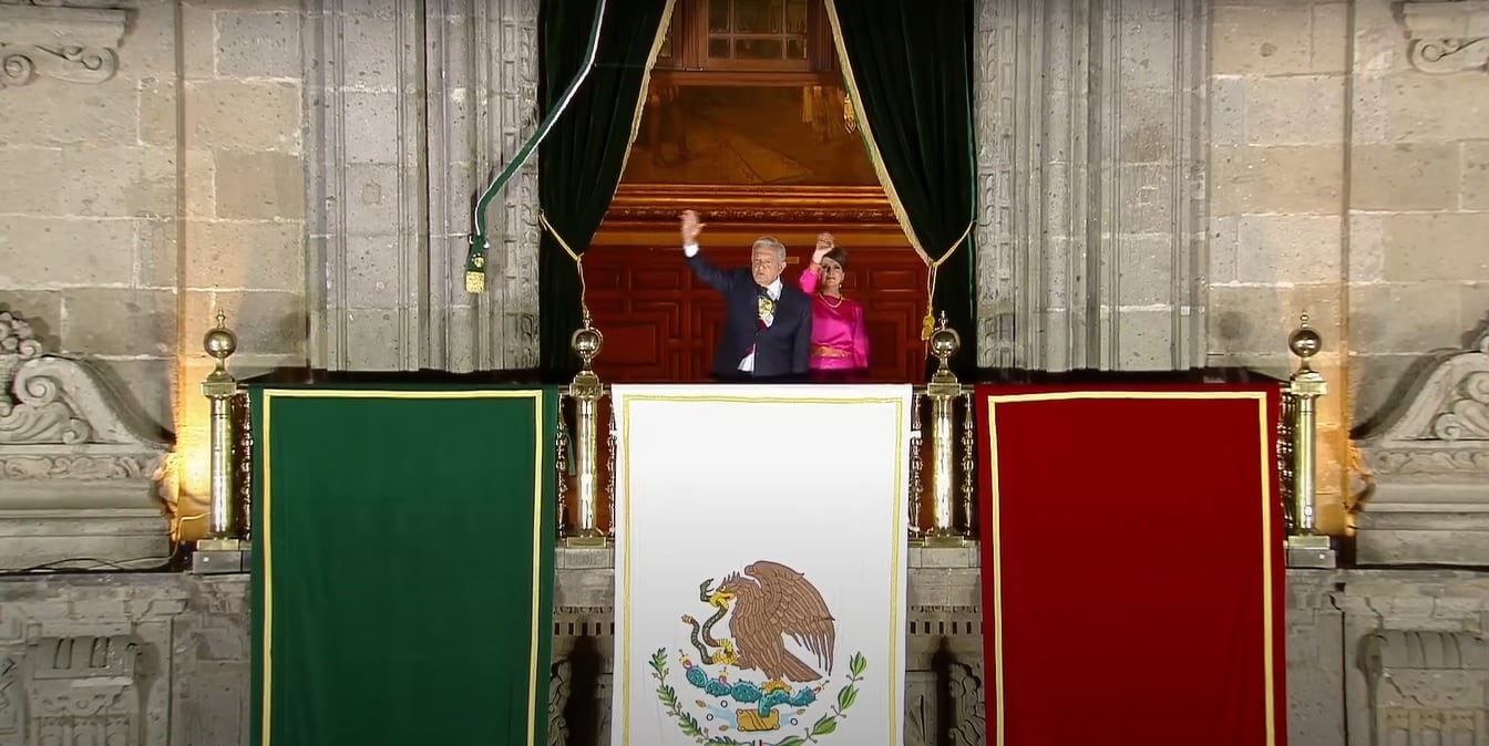 AMLO y Beatriz Gutiérrez en el Grito de Independencia