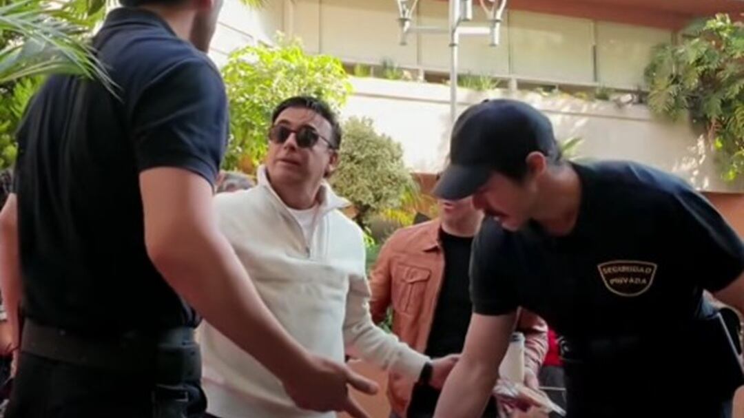 Le querían bajar los pantalones a Adal Ramones, pero él protegió su dignidad con todo al llegar de invitado en Hoy