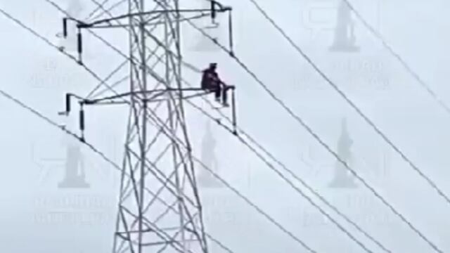 El video de un hombre que escala una torre de luz y toca un cable de alta tensión en Naucalpan