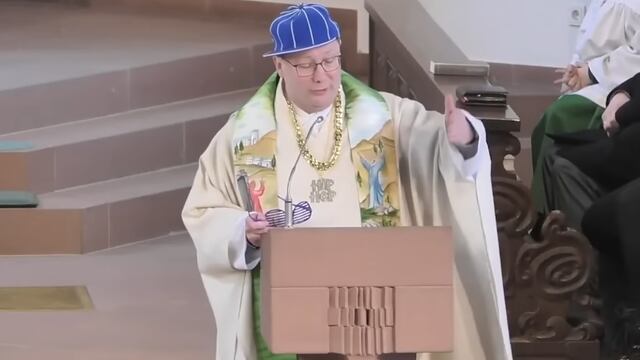 Sacerdote rapeando usando sotana, gorra y lentes