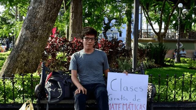 Alex ofrece clases de matemáticas en el parque.