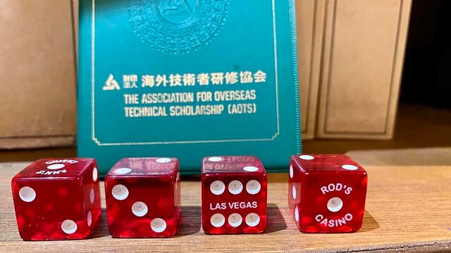 Dados de Las Vegas sobre un documento japonés como fondo. Simbología pura. Foto: Plácido Garza