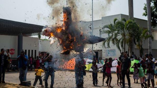 Grupos de migrantes protestaron ayer a las afueras de las oficinas migratorias Siglo XXI.