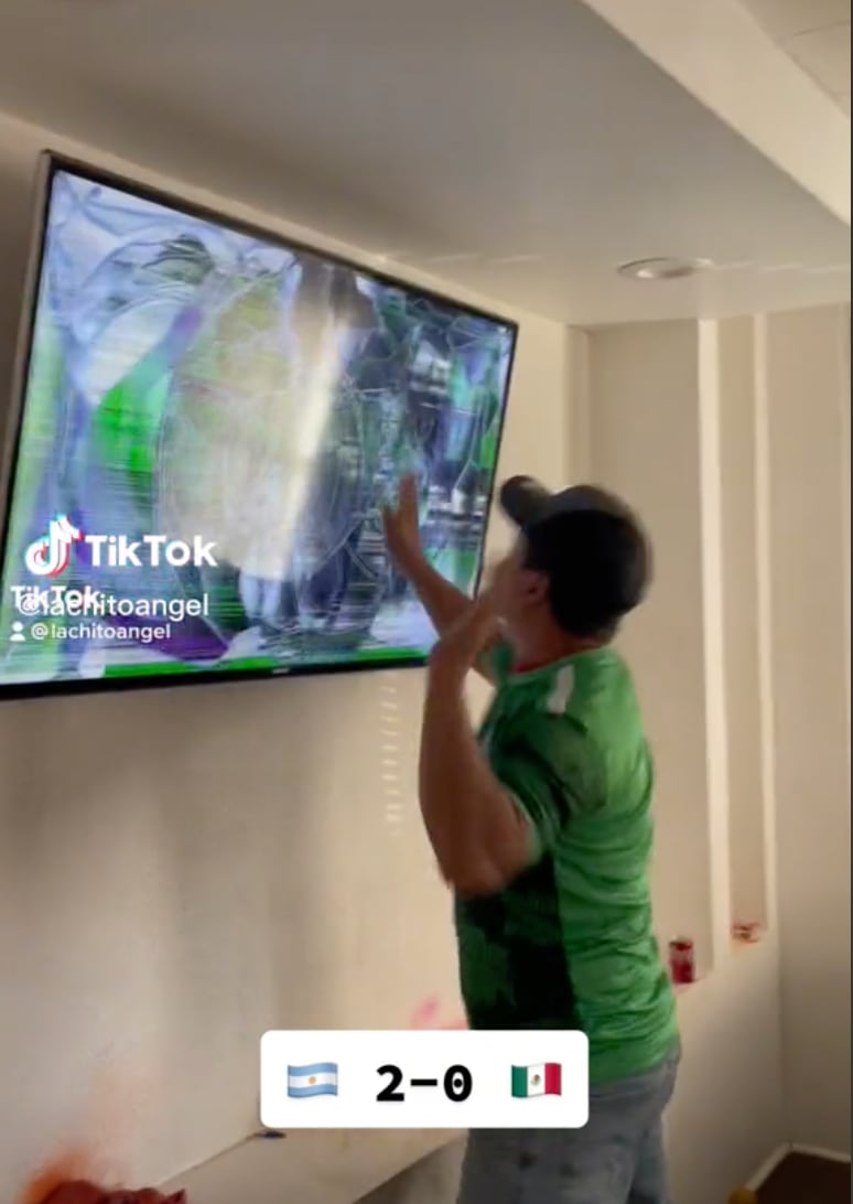 Aficionado sale de control y destruye su tele