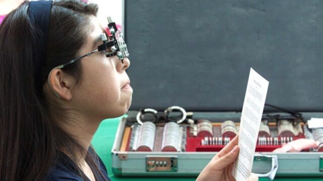 Niña en examen de la vista