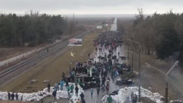 Ucranianos forman barricadas humanas para evitar que tropas rusas entren a la central nuclear de Energodar